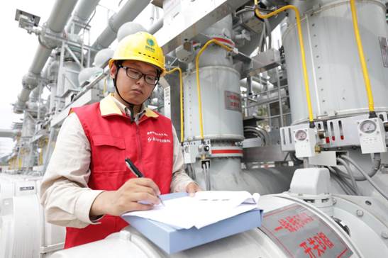 6月30日,國家電網工作人員在寧波500千伏甬港變進行投運啟動操作。