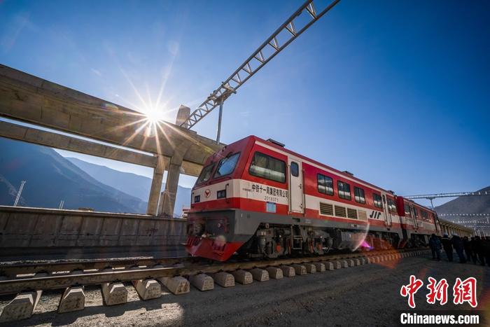 資料圖為拉林鐵路正線軌道全部鋪通,一輛軌道車行駛在拉林鐵路上。<a target='_blank' >中新社</a>記者 何蓬磊 攝 點擊進入下一頁